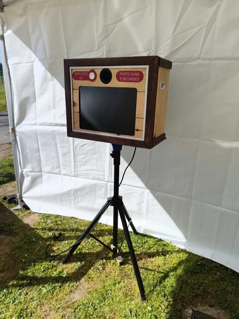 Photobooth install&eacute; sous chapiteau pour un &eacute;v&eacute;nement