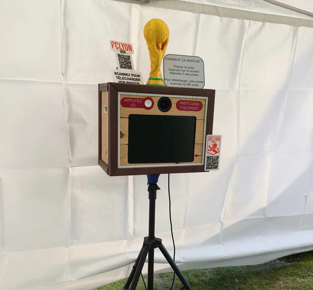 Photobooth en action lors d'un &eacute;v&eacute;nement FC Lyon avec d&eacute;corations personnalis&eacute;es