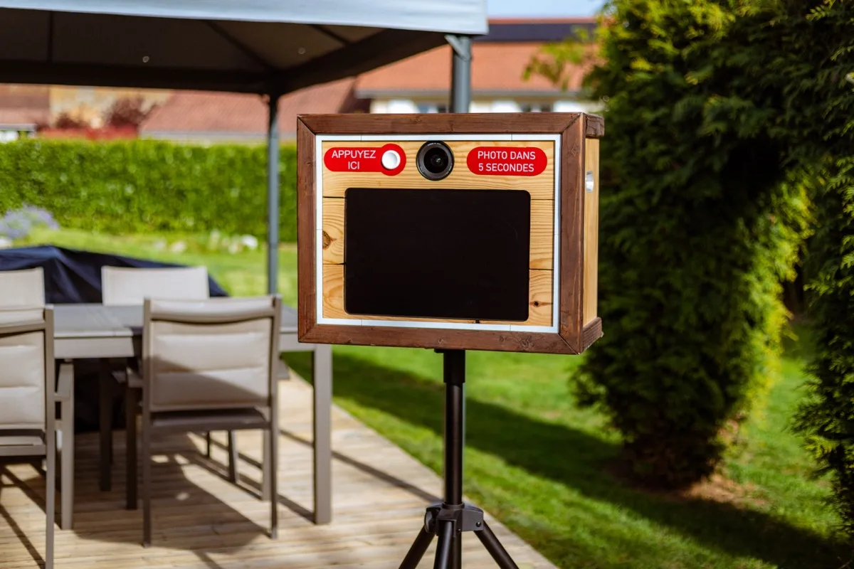 Photobooth JJLR install&eacute; sur une terrasse pour un &eacute;v&eacute;nement, &eacute;clairage LED ambr&eacute; allum&eacute;