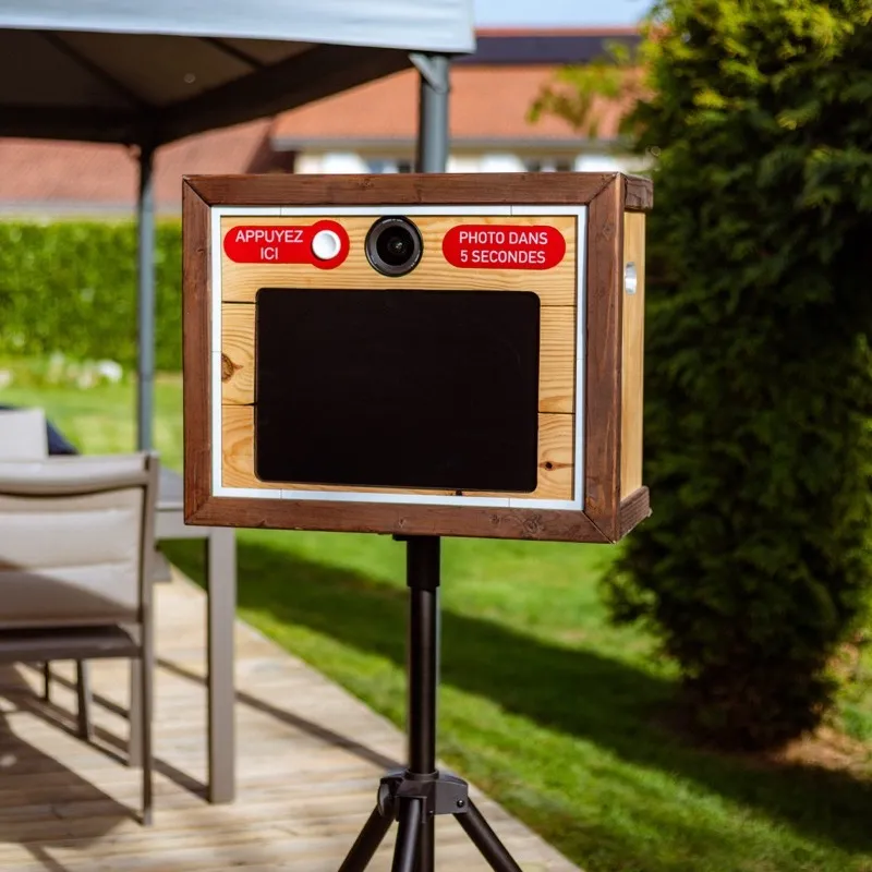 Photobooth JJLR Films install&eacute; en ext&eacute;rieur sur une terrasse pour un &eacute;v&eacute;nement